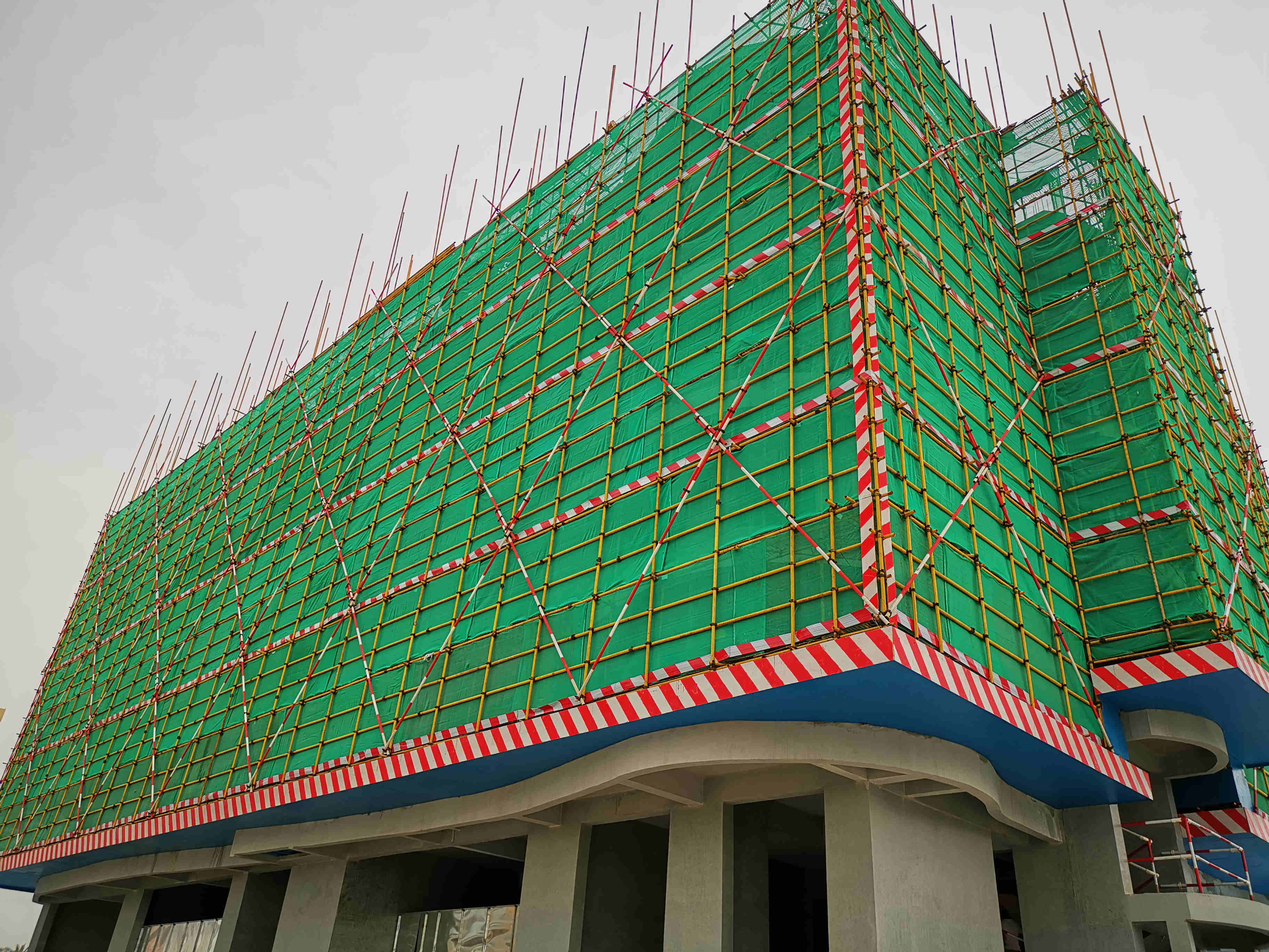 悬挑层标准化防护.jpg 悬挑层标准化防护.jpg